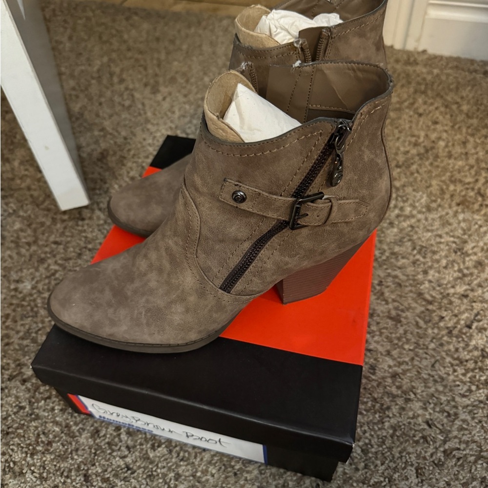 Light grey Guess boot